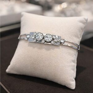 Ann Taylor Silver Swarovski Crystal Bangle Bracelet / Hinged side clasp 🩶